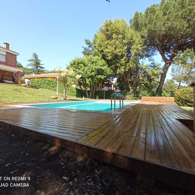 Instal·lació de tarimes de fusta per a terrasses exteriors i jardins